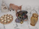 une table surmontée de vases et de figurines, posée sur un plateau en marbre