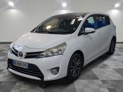 la voiture blanche est garée sur un sol en damier dans le garage