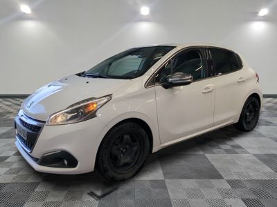 la photo d'une voiture blanche garée dans un garage
