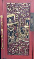 Armoire en bois sculpté laqué rouge et or, ouvrant par (x2) … (photo 3)