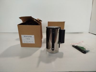 une cafetière posée à côté d'une boîte et d'une télécommande