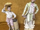 deux figurines d'un homme et d'une femme debout l'un à côté de l'autre