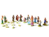 de nombreuses figurines représentant des personnes debout en cercle