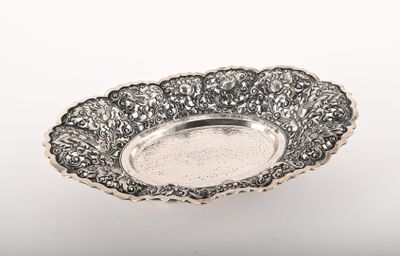 une assiette en argent antique sur fond blanc avec un fond blanc