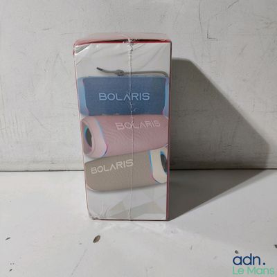 emballage d'une pile de trois serviettes de bain posées sur un plan de travail blanc