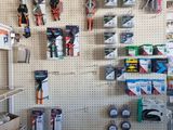 une photo d'un garage avec des outils accrochés au mur