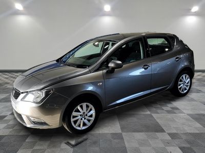 la photo d'une voiture grise garée dans une salle d'exposition