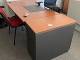 un bureau avec une chaise et un ordinateur portable dessus