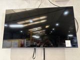 un grand téléviseur à écran plat accroché au mur