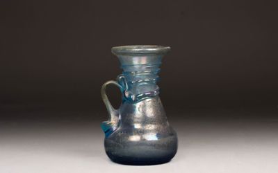 Unguentarium en verre teinté bleu à une anse en application.… - Photo 1