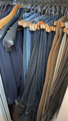 beaucoup de vêtements suspendus à un portant dans un placard