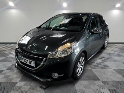 la petite voiture noire est garée dans une grande pièce
