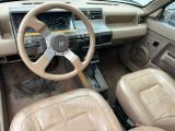 intérieur beige d'une voiture avec des sièges en cuir et un volant
