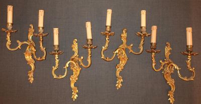 cinq bougies accrochées au mur