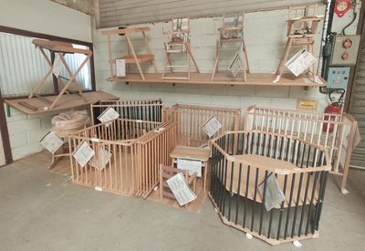 de nombreuses chaises et tables en bois dans une pièce