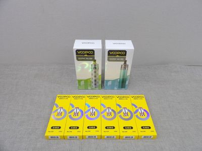 quatre paquets de cigarettes posés les uns à côté des autres sur une table