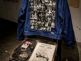 une veste bleue posée sur une table, à côté d'un livre