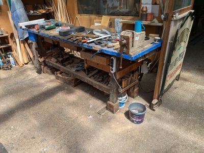 un établi avec de nombreux outils