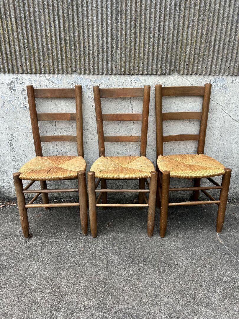Suite de trois chaises paillées à dossier à trois barrettes