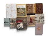 un grand nombre de livres posés sur une table