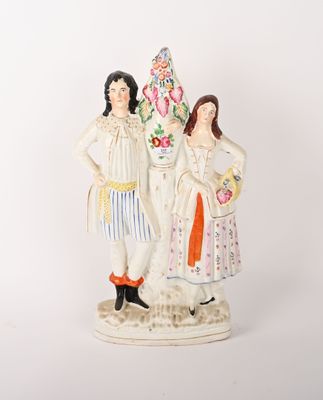 deux figurines placées l'une à côté de l'autre