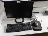 un écran d'ordinateur et un clavier posés sur un bureau, avec une souris