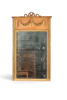 un miroir posé sur une table