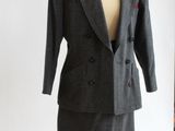 une image d'un tailleur et d'une jupe de femme sur un mannequin