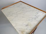 une photo d'une table au plateau en marbre et au piètement en bois