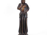 une statue en bronze d'une femme avec un chapeau sur la tête