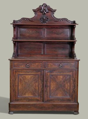 une vieille commode en bois avec un plateau sculpté et des tiroirs