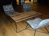 two chairs and a table in the middle of a room