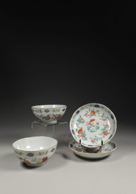 quatre pièces de porcelaine chinoise, dont un bol, une soucoupe et une soucoupe