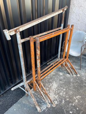 un cadre métallique appuyé contre un mur
