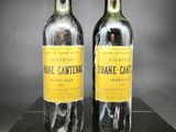 deux bouteilles de vin posées sur une table noire