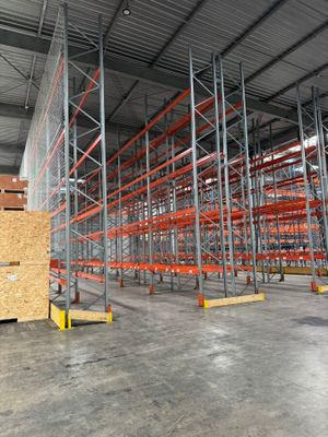 L'entrepôt est rempli de palettes et encore de palettes de bois