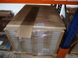 une palette en bois posée sur une autre palette
