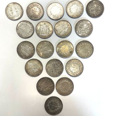 une image représentant un tas de pièces disposées en forme de cœur