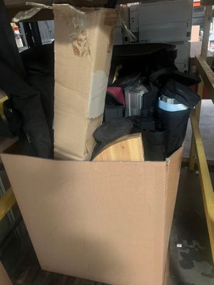 un carton rempli d'objets dans un garage