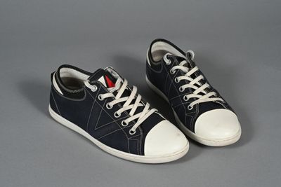 LOUIS VUITTON. Paire de sneakers homme basse en toile marine…