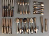 beaucoup de cuillères et de fourchettes en argent sur la table