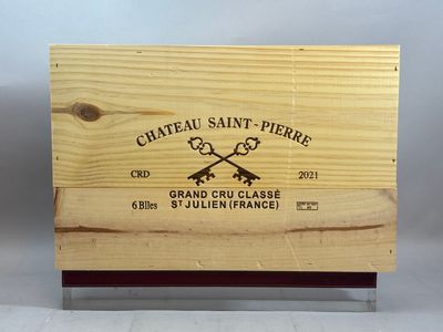 une boîte en bois sur laquelle est collée une étiquette portant l'inscription « Château Saint-Pierre »