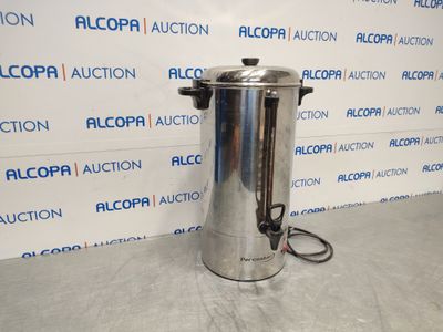 une photo d'une cafetière en acier inoxydable posée sur une table