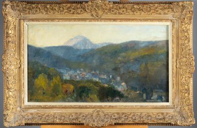 une peinture à l'huile représentant une vue sur une montagne avec une ville au loin