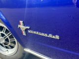un gros plan de l'emblème sur une voiture bleue