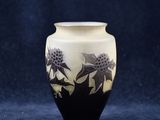 un vase noir et blanc orné d'un motif floral
