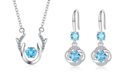 une parure de bijoux composée de topazes bleues et de topazes blanches