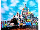 une image représentant un tableau d'une église recouverte de nombreux graffitis