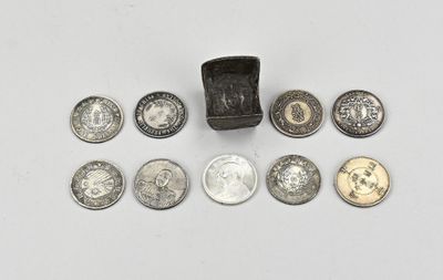 un grand nombre de pièces qui se trouvent sur une surface blanche