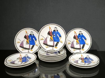 plusieurs assiettes sur lesquelles figurent l'image d'un homme et d'une femme